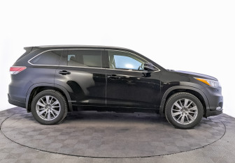 Подержанный автомобиль Toyota Highlander 2015 года (4 фото)