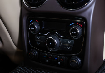 Подержанный автомобиль Jaguar XJ 2013 года (14 фото)