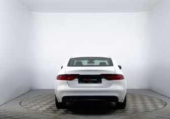 Подержанный автомобиль Jaguar XF Sedan 2016 года (6 фото)