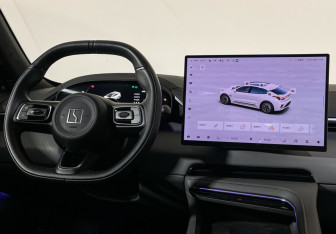 Подержанный автомобиль Zeekr 001 2024 года (14 фото)