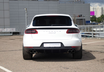 Подержанный автомобиль Porsche Macan 2016 года (6 фото)