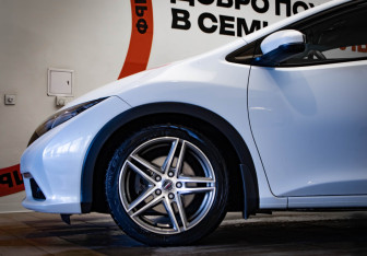 Подержанный автомобиль Honda Civic Hatchback 2013 года (30 фото)