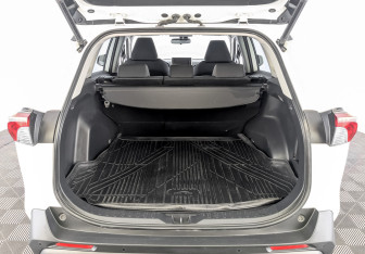 Подержанный автомобиль Toyota RAV4 2019 года (10 фото)