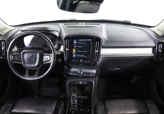 Подержанный автомобиль Volvo XC40 2019 года (12 фото)