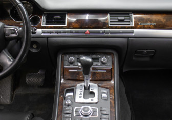 Подержанный автомобиль Audi A8 2008 года (15 фото)