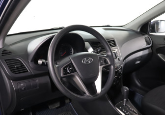 Подержанный автомобиль Hyundai Solaris Hatchback 2015 года (13 фото)
