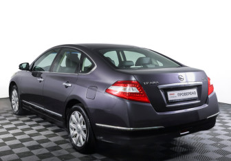 Подержанный автомобиль Nissan Teana 2010 года (7 фото)