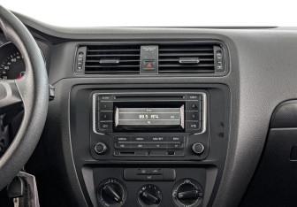 Подержанный автомобиль Volkswagen Jetta Sedan 2015 года (17 фото)