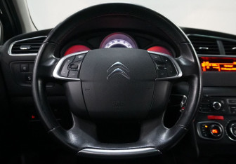 Подержанный автомобиль Citroen C4 Hatchback 2013 года (14 фото)