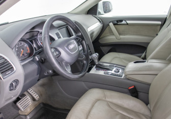 Подержанный автомобиль Audi Q7 2013 года (10 фото)