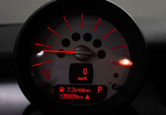 Подержанный автомобиль MINI Hatch 2013 года (15 фото)