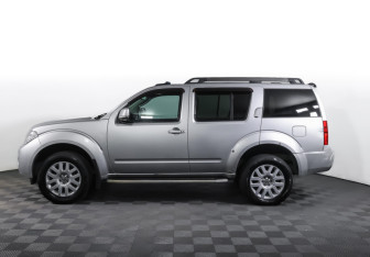 Подержанный автомобиль Nissan Pathfinder 2010 года (8 фото)