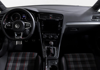 Подержанный автомобиль Volkswagen Golf GTI Hatchback 2019 года (11 фото)