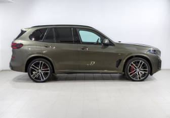 Подержанный автомобиль BMW X5 2023 года (4 фото)