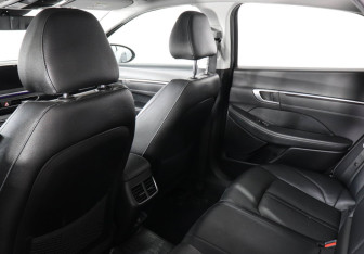 Подержанный автомобиль Hyundai Sonata 2021 года (12 фото)
