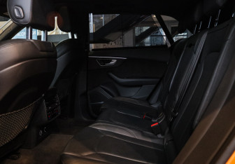Подержанный автомобиль Audi Q8 2019 года (10 фото)