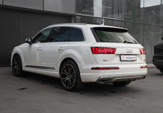 Подержанный автомобиль Audi Q7 2016 года (6 фото)