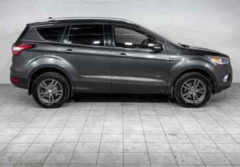 Подержанный автомобиль Ford Kuga 2017 года (4 фото)