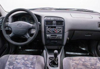 Подержанный автомобиль Toyota Avensis Sedan 1998 года (13 фото)