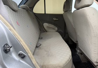 Подержанный автомобиль Nissan March Hatchback 2002 года (11 фото)