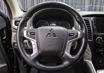 Подержанный автомобиль Mitsubishi Pajero Sport 2018 года (16 фото)