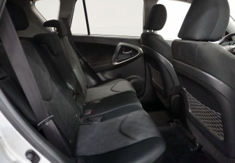 Подержанный автомобиль Toyota RAV4 2010 года (11 фото)