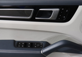 Подержанный автомобиль Porsche Cayenne 2019 года (19 фото)