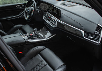 Подержанный автомобиль BMW X5 M 2021 года (11 фото)