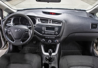 Подержанный автомобиль Kia Ceed Hatchback 2013 года (14 фото)