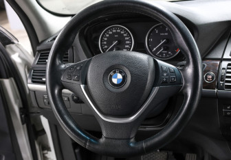 Подержанный автомобиль BMW X5 2010 года (20 фото)