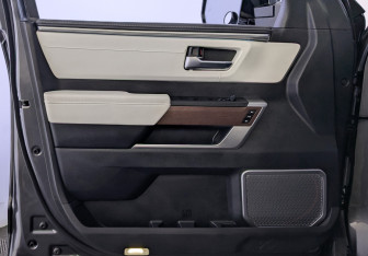 Подержанный автомобиль Toyota Sequoia 2023 года (19 фото)