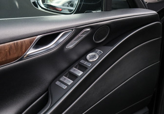 Подержанный автомобиль Genesis G80 2021 года (19 фото)