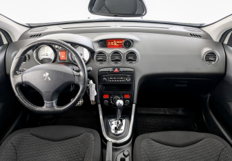 Подержанный автомобиль Peugeot 308 Hatchback 2011 года (14 фото)