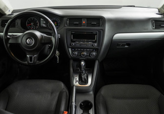 Подержанный автомобиль Volkswagen Jetta Sedan 2012 года (12 фото)