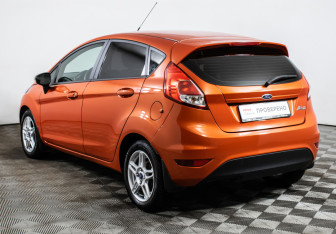 Подержанный автомобиль Ford Fiesta Hatchback 2015 года (7 фото)