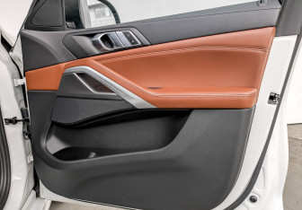 Подержанный автомобиль BMW X6 2022 года (26 фото)