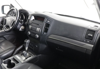Подержанный автомобиль Mitsubishi Pajero 2013 года (8 фото)