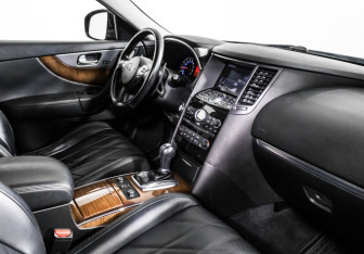 Подержанный автомобиль Infiniti FX 2011 года (9 фото)