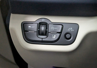 Подержанный автомобиль Hongqi H5 2022 года (7 фото)