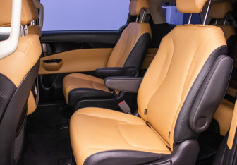 Подержанный автомобиль Kia Carnival 2021 года (9 фото)