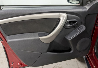 Подержанный автомобиль Renault Duster 2014 года (11 фото)