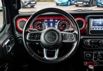 Подержанный автомобиль Jeep Wrangler 2021 года (14 фото)