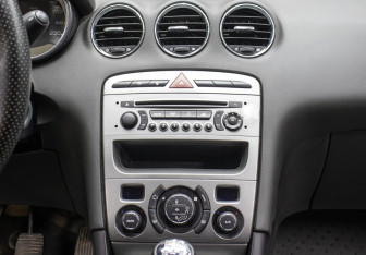 Подержанный автомобиль Peugeot 408 2012 года (15 фото)