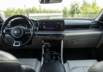 Подержанный автомобиль Kia K5 2020 года (12 фото)