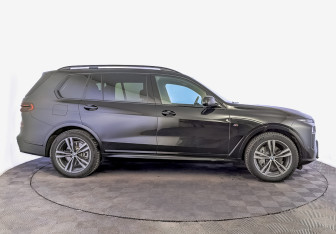 Подержанный автомобиль BMW X7 2024 года (4 фото)