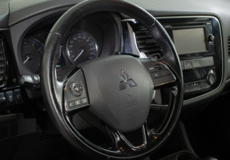 Подержанный автомобиль Mitsubishi Outlander 2015 года (15 фото)