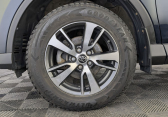 Подержанный автомобиль Toyota RAV4 2018 года (12 фото)