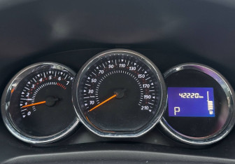 Подержанный автомобиль Renault Sandero 2018 года (12 фото)