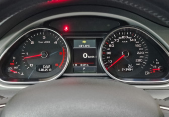 Подержанный автомобиль Audi Q7 2014 года (16 фото)