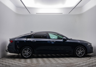 Подержанный автомобиль Kia K5 2021 года (6 фото)